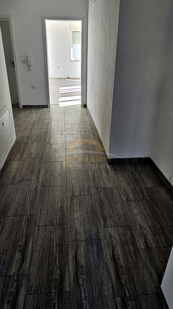 Appartamento trilocale a Okrug Gornji/Čiovo con ampia terrazza, garage e vista mare